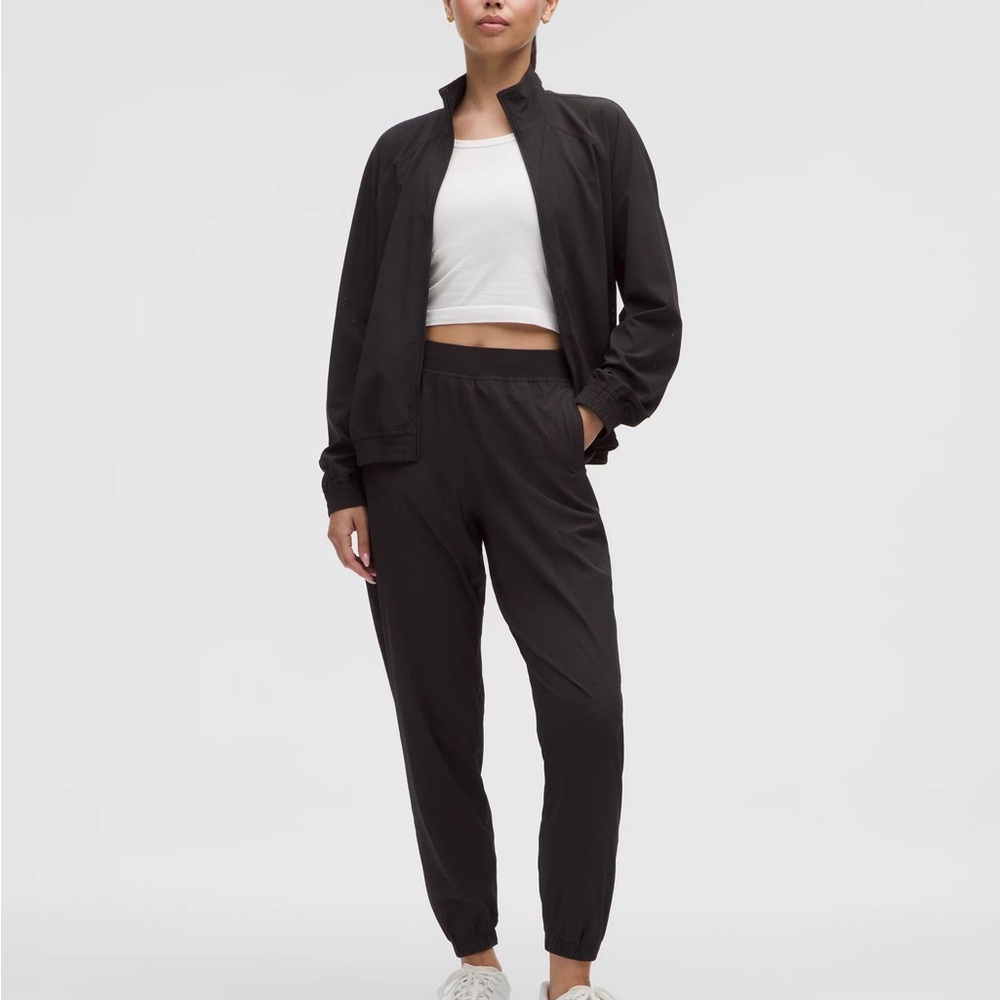 Women’s Black workout pants lululemon (OPEN TO OFFERS!)